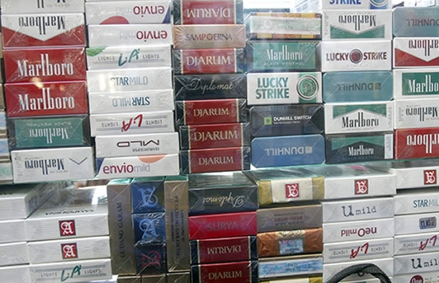 Mais de 100 mil cigarros apreendidos em malas de porão no aeroporto de Lisboa proveniente de Angola