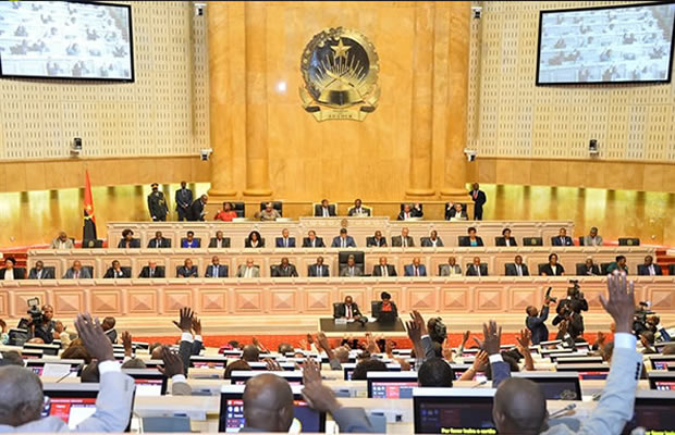Parlamento vai analisar substituição de comissários eleitorais indicados pelo MPLA