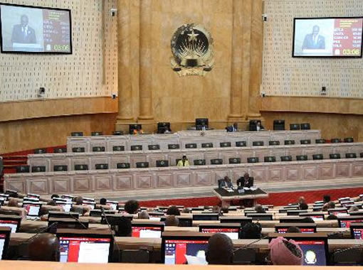 Deputados do MPLA “estão com Presidente da República” e acusam UNITA de “semear falsas notícias”