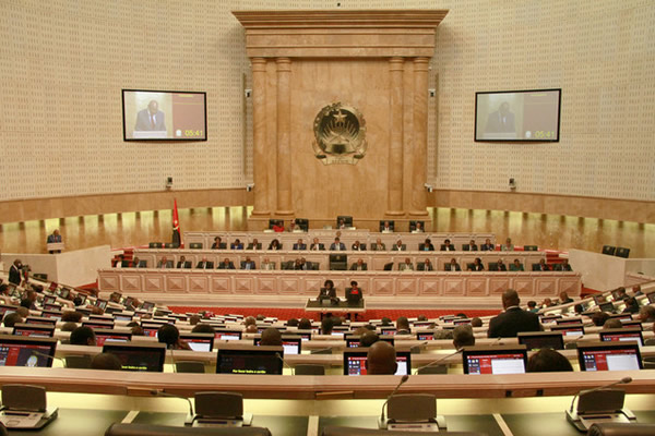 Parlamento angolano vai debater greve dos médicos e formação de recursos humanos da saúde