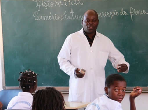 Professores angolanos iniciam greve para reivindicar atualização salarial