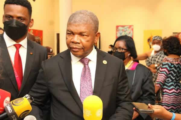 Líder da UNITA afasta “fantasma” de terceiro mandato do Presidente angolano