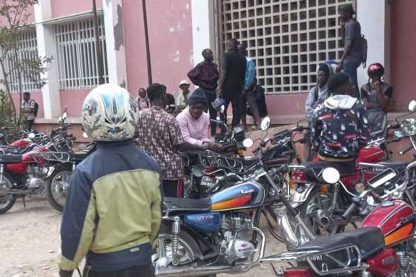 Taxistas paralisaram serviços na Huíla devido à subida do preço da gasolina em Angola