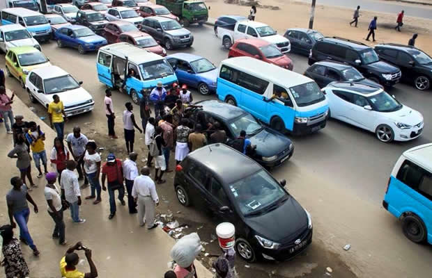Taxistas e mototaxistas em Luanda lamentam aumento “precipitado” do combustível