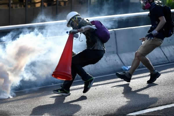 Polícia usa gás lacrimogéneo para dispersar agentes da fiscalização de Luanda em greve