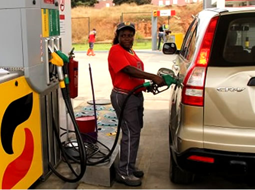 Preço da gasolina em Angola duplica para 300 kwanzas com retirada gradual dos subsídios
