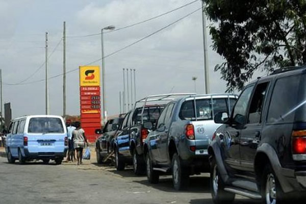 Automobilistas correm aos postos de combustíveis em Luanda após anúncio de aumento do preço