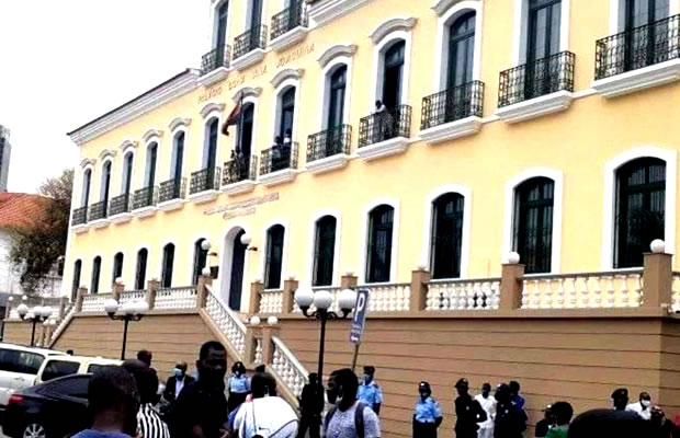 Revolta e ansiedade no tribunal de Luanda onde ativistas aguardam sentença há quase três horas