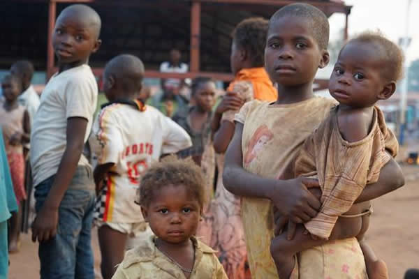 Pobreza acompanhará os angolanos durante muito tempo - relatório