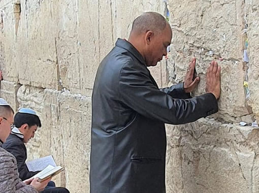 ACJ intercede pela nação angolana na sua visita pelo Muro das Lamentações em Jerusalém 